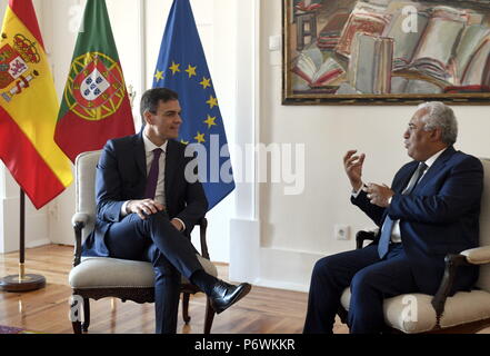 Lissabon, Portugal. 2. Juli 2018. Der portugiesische Premierminister Antonio Costa (R) trifft sich mit Besuch der spanische Ministerpräsident Pedro Sanchez in Lissabon, der Hauptstadt Portugals, 2. Juli 2018. Credit: Zhang Liyun/Xinhua/Alamy leben Nachrichten Stockfoto