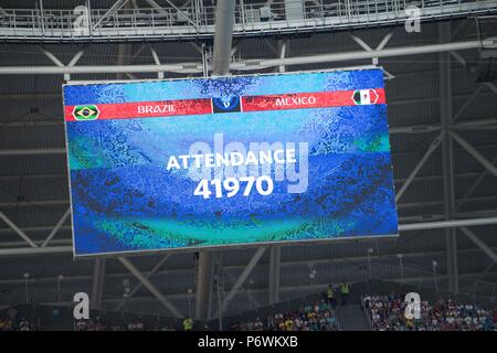 Samara, Russland. 02 Juli, 2018. Ergebnis auf der Anzeigetafel, Display, Monitor, Video Wall, Bildschirm, Zuschauer, Funktion, Allgemeine, Random, Brasilien (BRA) - Mexiko (RUS) 2:0, Runde 16, Spiel 53, am 02/07/2018 in Samara; Fußball-WM 2018 in Russland vom 14.06. - 15.07.2018. | Verwendung der weltweiten Kredit: dpa/Alamy leben Nachrichten Stockfoto