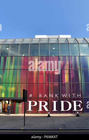 Strand, London, UK. 3. Juli 2018. Private Bank Coutts auf der Faser unterstützt Pride 2018 mit regenbogenfarbenen Windows. Quelle: Matthew Chattle/Alamy leben Nachrichten Stockfoto