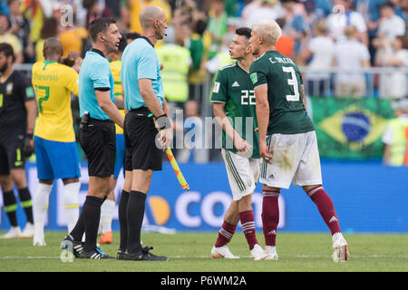 Samara, Russland. 02 Juli, 2018. Einstellung LOZANO (2. von rechts nach links, MEX) und Carlos SALCEDO (rechts, MEX) sind verärgert nach dem Ende des Spiels auf Schiedsrichter Gianluca OCCHI (li., ITA), verärgert, Ärger, Wut, Zorn, frustriert, frustriert, gefroren, enttäuscht, geduscht, Enthauptung, Enttäuschung, traurig, Geste, Gestik, vollständige Abbildung, Brasilien (BRA) - Mexiko (RUS) 2:0, Runde 16, Spiel 53, am 02.07.2018 in Samara; Fußball-WM 2018 in Russland vom 14.06. - 15.07.2018. | Verwendung der weltweiten Kredit: dpa/Alamy leben Nachrichten Stockfoto