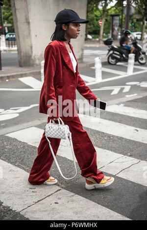 Paris, Frankreich. 01. Juli, 2018. Sioban posing Bell ausserhalb der Start- und Landebahn Vetements zeigen während der Haute Couture Fashion Week in Paris - 1 Juli, 2018 - Credit: Runway Manhattan*** Für die redaktionelle Nutzung nur*** | Verwendung weltweit/dpa/Alamy leben Nachrichten Stockfoto