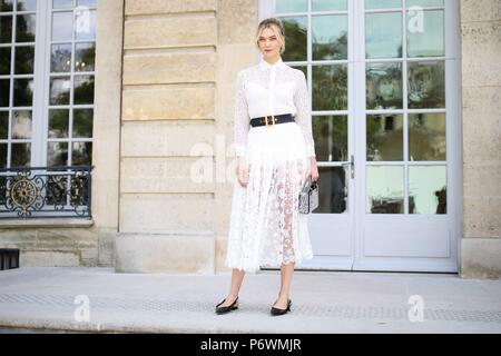 Paris, Frankreich. 02 Juli, 2018. Modell Karlie Kloss die Teilnahme an der Start- und Landebahn Dior zeigen während der Haute Couture Fashion Week in Paris - Juli 2, 2018 - die Credit: Runway Manhattan*** Für die redaktionelle Nutzung nur*** | Verwendung weltweit/dpa/Alamy leben Nachrichten Stockfoto