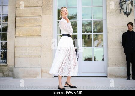 Paris, Frankreich. 02 Juli, 2018. Modell Karlie Kloss die Teilnahme an der Start- und Landebahn Dior zeigen während der Haute Couture Fashion Week in Paris - Juli 2, 2018 - die Credit: Runway Manhattan*** Für die redaktionelle Nutzung nur*** | Verwendung weltweit/dpa/Alamy leben Nachrichten Stockfoto