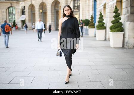 Paris, Frankreich. 02 Juli, 2018. Alexa Dell posing außerhalb von Ralph & Russo Landebahn zeigen während der Haute Couture Fashion Week in Paris - Juli 2, 2018 - die Credit: Runway Manhattan*** Für die redaktionelle Nutzung nur*** | Verwendung weltweit/dpa/Alamy leben Nachrichten Stockfoto