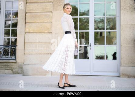 Paris, Frankreich. 02 Juli, 2018. Modell Karlie Kloss die Teilnahme an der Start- und Landebahn Dior zeigen während der Haute Couture Fashion Week in Paris - Juli 2, 2018 - die Credit: Runway Manhattan*** Für die redaktionelle Nutzung nur*** | Verwendung weltweit/dpa/Alamy leben Nachrichten Stockfoto