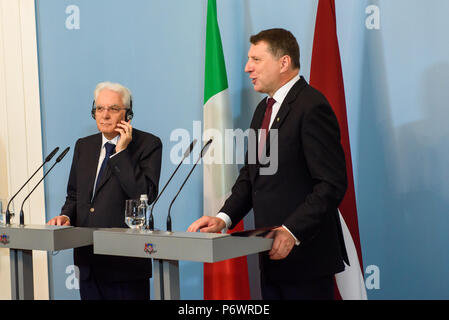 Riga, Lettland. 3. Juli 2018. 03.07.2018. RIGA, Lettland. Pressekonferenz des Präsidenten von Italien Sergio Mattarella und Präsidentin von Lettland, Raimonds VEJONIS in Riga, Lettland. Credit: gints Ivuskans/Alamy leben Nachrichten Stockfoto