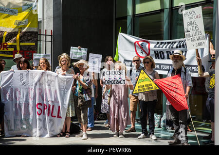 London, Großbritannien. 3. Juli 2018. Unterstützer des Weald Action Group, eine Dachorganisation für lokale Gemeinschaften und Gruppen zu neuen Methoden der Exploration von Öl und Gas über dem Süden Osten entgegengesetzt, Zusammenbauen außerhalb der Rollen Gebäude der Royal Courts of Justice in Solidarität mit sechs Angeklagten gegen eine Anwendung von britischen Öl- und Gas auf eine unterbrochene Anhörung eine Einstweilige Verfügung der lokalen Bevölkerung Kampagnen gegen solche neuen Methoden der Exploration von Öl und Gas zu verhindern und die Industrialisierung unserer Landschaft zu erhalten. Credit: Mark Kerrison/Alamy leben Nachrichten Stockfoto