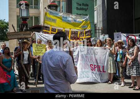 London, Großbritannien. 3. Juli 2018. Jonathan Bartley, Co - Führer der Grünen Partei, Adressen Unterstützer des Weald Action Group, eine Dachorganisation für lokale Gemeinschaften und Gruppen zu neuen Methoden der Exploration von Öl und Gas über dem Süden Osten entgegengesetzt, Solidarität außerhalb der Rollen Gebäude der Royal Courts of Justice mit sechs Angeklagten gegen eine Anwendung von britischen Öl- und Gas auf eine unterbrochene Anhörung eine Einstweilige Verfügung der lokalen Bevölkerung Kampagnen gegen solche neuen Methoden der Exploration von Öl und Gas zu verhindern und die Industrialisierung unserer Landschaft zu erhalten. Credit: Mark Kerrison Stockfoto