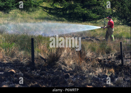 Bolton, Lancashire, UK. 2. Juli 2018. Feuerwehrmänner von Lancashire und andere Kräfte weiterhin eine riesige Moorlandschaft Feuer auf Winter Hill in der Nähe von Bolton, Lancashire in Angriff zu nehmen. Die Flamme wurde bewusst gestartet und wütet seit sechs Tagen auf einer Fläche von sieben Quadratkilometern. Stockfoto