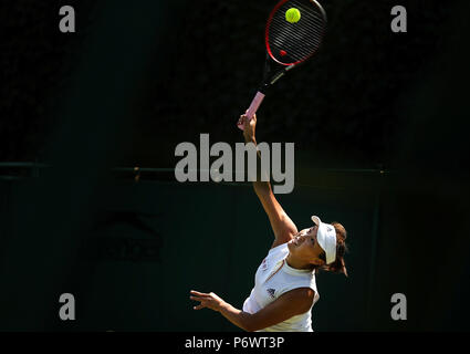 Wimbledon, London, UK. 3. Juli 2018. Peng Shuai von China dient während der Damen gegen Samantha Stosur von Australien an der Meisterschaft Wimbledon 2018 in London, Großbritannien, am 3. Juli 2018. Peng Shuai verloren 0-2. (Xinhua / Tang Shi) Quelle: Xinhua/Alamy leben Nachrichten Stockfoto