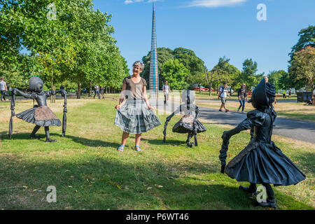 London, Großbritannien. 3. Juli 2018. Laura Ford (dargestellt), Tanzen verstopfen Mädchen, 2015, das New Art Centre - Frieze Skulptur, eine der größten Ausstellungen im Freien in London, darunter Arbeiten von 25 internationalen Künstlerinnen und Künstler aus fünf Kontinenten im Regent's Park ab 4. Juli - 7. Oktober 2018. Credit: Guy Bell/Alamy leben Nachrichten Stockfoto