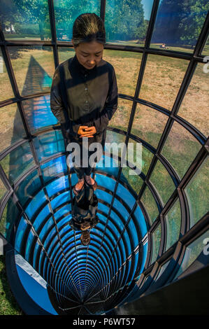 London, Großbritannien. 3. Juli 2018. Kimsooja (Bild), eine Nadel Frau: Galaxy war eine Erinnerung, die Erde ist ein Souvenir, 2014, die Alex Vervoordt Galerie - Frieze Skulptur, eine der größten Ausstellungen im Freien in London, darunter Arbeiten von 25 internationalen Künstlerinnen und Künstler aus fünf Kontinenten im Regent's Park ab 4. Juli - 7. Oktober 2018. Credit: Guy Bell/Alamy leben Nachrichten Stockfoto