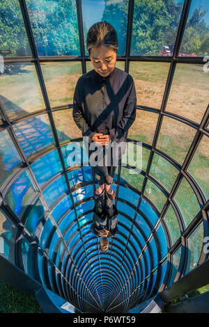 London, Großbritannien. 3. Juli 2018. Kimsooja (Bild), eine Nadel Frau: Galaxy war eine Erinnerung, die Erde ist ein Souvenir, 2014, die Alex Vervoordt Galerie - Frieze Skulptur, eine der größten Ausstellungen im Freien in London, darunter Arbeiten von 25 internationalen Künstlerinnen und Künstler aus fünf Kontinenten im Regent's Park ab 4. Juli - 7. Oktober 2018. Credit: Guy Bell/Alamy leben Nachrichten Stockfoto