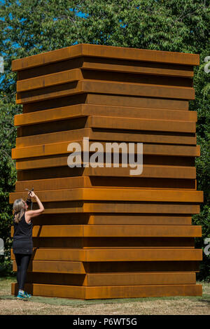 London, Großbritannien. 3. Juli 2018. Sean Scully, Schatten Stack, 2018,- Frieze Skulptur, eine der größten Ausstellungen im Freien in London, darunter Arbeiten von 25 internationalen Künstlerinnen und Künstler aus fünf Kontinenten im Regent's Park ab 4. Juli - 7. Oktober 2018. Credit: Guy Bell/Alamy leben Nachrichten Stockfoto