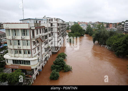 Neijiang. 3. Juli 2018. Foto am Juli 3, 2018 zeigt Wohngebäude in Hochwasser in Tianjia Township von Neijiang, Provinz Sichuan im Südwesten Chinas. Provincial Hochwasserschutz Hauptsitz sagte Insgesamt 115,900 Menschen in Sichuan von starken Regenfällen betroffen waren. Kulturen, Straßen, Brücken und Schule Gebäude wurden beschädigt. Credit: Lan Zitao/Xinhua/Alamy leben Nachrichten Stockfoto