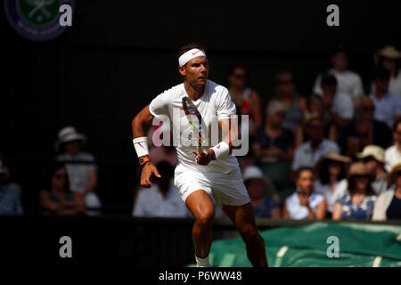 London, England - Juli 3., 2018. Nummer zwei Samen, Rafael Nadal aus Spanien in Aktion gegen Dudi Sela Israel in der ersten Runde von Wimbledon Aktion heute. Stockfoto