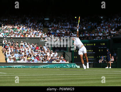 Wimbledon, London, Großbritannien, 3. Juli 2018, All England Lawn Tennis und Croquet Club, London, England; die Wimbledon Tennis Championships, Tag 2; Rafael Nadal (ESP) dient mit der Masse am Center Court beobachten Credit: Aktion Plus Sport Bilder/Alamy leben Nachrichten Stockfoto