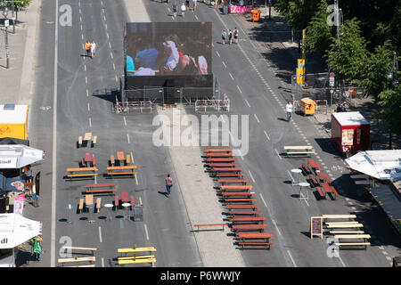 Deutschland, Berlin. 03 Juli, 2018. Nur wenige Fans sehen die Schweiz - Schweden Match in der Runde der letzten 16 bei der WM 2018. Credit: Paul Zinken/dpa/Alamy leben Nachrichten Stockfoto