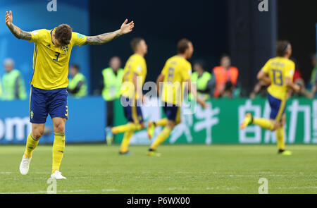 Sankt Petersburg, Russland. 3. Juli 2018. Victor Lindelof (1 L) von Schweden feiert Mannschaftskamerad Emil Forsberg's Ziel während der 2018 FIFA World Cup Runde 16 Spiel zwischen der Schweiz und Schweden in Sankt Petersburg, Russland, 3. Juli 2018. Credit: Xu Zijian/Xinhua/Alamy leben Nachrichten Stockfoto