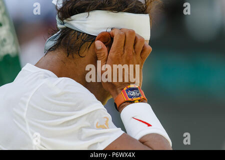 London, Großbritannien, 3. Juli 2018: Rafael Nadal aus Spanien während Tag 2 in Wimbledon Tennis Championships 2018 auf der All England Lawn Tennis und Croquet Club in London. Credit: Frank Molter/Alamy leben Nachrichten Stockfoto