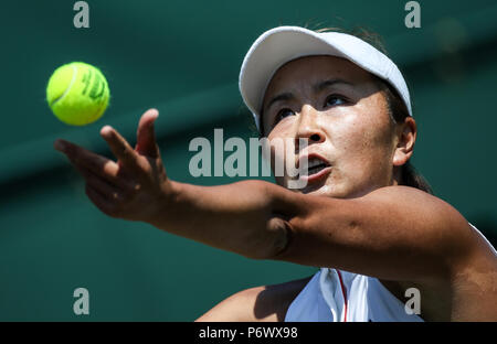 (180703) -- LONDON, 3. Juli 2018 (Xinhua) - Peng Shuai von China dient während der Damen gegen Samantha Stosur von Australien an der Meisterschaft Wimbledon 2018 in London, Großbritannien, am 3. Juli 2018. Samantha Stosur gewann 2-0. (Xinhua / Tang Shi) Stockfoto