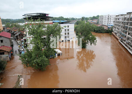 Neijiang. 3. Juli 2018. Foto am Juli 3, 2018 zeigt Wohngebäude in Hochwasser in Tianjia Township von Neijiang, Provinz Sichuan im Südwesten Chinas. Provincial Hochwasserschutz Hauptsitz sagte Insgesamt 115,900 Menschen in Sichuan von starken Regenfällen betroffen waren. Kulturen, Straßen, Brücken und Schule Gebäude wurden beschädigt. Credit: Lan Zitao/Xinhua/Alamy leben Nachrichten Stockfoto