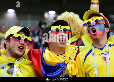 Moskau, Russland. 3. Juli 2018. Fans von Kolumbien jubeln vor der 2018 FIFA World Cup Runde 16 Match zwischen England und Kolumbien in Moskau, Russland, 3. Juli 2018. Credit: Du Yu/Xinhua/Alamy leben Nachrichten Stockfoto