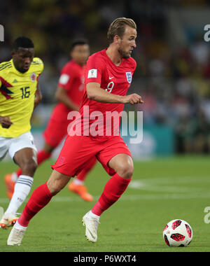 Moskau, Russland. 3. Juli 2018. Jefferson Lerma jagt Harry Kane KOLUMBIEN V ENGLAND KOLUMBIEN V England, 2018 FIFA WORLD CUP RUSSLAND 03 Juli 2018 GBC 9172 2018 FIFA WM Stadion Spartak Moskau Russland Jefferson Lerma jagt Harry Kane Kolumbien v England 2018 FIFA WM Stadion Spartak Moskau Russland streng redaktionelle Verwendung. Wenn der Spieler/Spieler in diesem Bild dargestellt ist/Spielen für einen englischen Club oder das England National Team. Dann ist dieses Bild darf nur für redaktionelle Zwecke verwendet werden. Keine kommerzielle Nutzung. Folgende Verwendungen sind auch dann eingeschränkt, wenn in einem redaktionellen Kontext: Verwenden Sie in Stockfoto