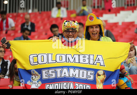 Moskau, Russland. 3. Juli 2018. Fans von Kolumbien jubeln vor der 2018 FIFA World Cup Runde 16 Match zwischen England und Kolumbien in Moskau, Russland, 3. Juli 2018. Credit: Bai Xueqi/Xinhua/Alamy leben Nachrichten Stockfoto