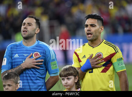 Moskau, Russland. 3. Juli 2018. Kolumbien Radamel Falcao (R) und Torwart David Ospina singen Nationalhymne vor der 2018 FIFA World Cup Runde 16 Match zwischen England und Kolumbien in Moskau, Russland, 3. Juli 2018. Credit: Er Canling/Xinhua/Alamy leben Nachrichten Stockfoto