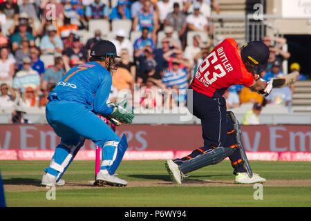 Manchester, England, 3. Juli 2018. Jos Buttler schlagen eine Begrenzung für England gegen Indien in der ersten Vitalität T20 International bei Emirates Old Trafford. Die indischen Wicket Keeper ist MS Dhoni. Credit: Colin Edwards/Alamy Leben Nachrichten. Stockfoto