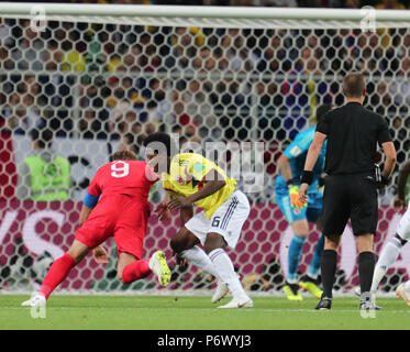 Moskau, Russland. 3. Juli 2018. Carlos Sanchez bringt Harry Kane für Strafe KOLUMBIEN V ENGLAND KOLUMBIEN V England, 2018 FIFA WORLD CUP RUSSLAND 03 Juli 2018 GBC 9196 2018 FIFA WM Stadion Spartak Moskau Russland Carlos Sanchez bringt Harry Kane für Strafe Kolumbien v England 2018 FIFA WM Stadion Spartak Moskau Russland streng redaktionelle Verwendung. Wenn der Spieler/Spieler in diesem Bild dargestellt ist/Spielen für einen englischen Club oder das England National Team. Dann ist dieses Bild darf nur für redaktionelle Zwecke verwendet werden. Keine kommerzielle Nutzung. Folgende Verwendungen sind auch noch eingeschränkt, wenn Stockfoto