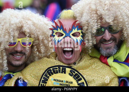 Moskau, Russland. 3. Juli 2018. Fans von Kolumbien jubeln vor der 2018 FIFA World Cup Runde 16 Match zwischen England und Kolumbien in Moskau, Russland, 3. Juli 2018. Credit: Bai Xueqi/Xinhua/Alamy leben Nachrichten Stockfoto