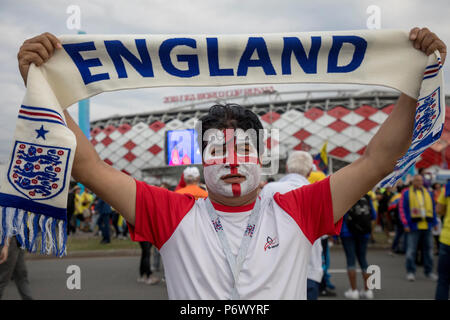 Moskau, Russland. 3. Juli 2018. Englische Fans jubeln für seine Nationalmannschaft im Vorfeld der Verhandlungsrunde vom 16. Match zwischen Kolumbien und England an der Fussball-WM 2018 in der Nähe des Spartak Stadium, in Moskau Credit: Nikolay Winokurow/Alamy leben Nachrichten Stockfoto