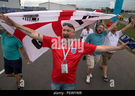 Moskau, Russland. 3. Juli 2018. Englische Fans jubeln für seine Nationalmannschaft im Vorfeld der Verhandlungsrunde vom 16. Match zwischen Kolumbien und England an der Fussball-WM 2018 in der Nähe des Spartak Stadium, in Moskau Credit: Nikolay Winokurow/Alamy leben Nachrichten Stockfoto