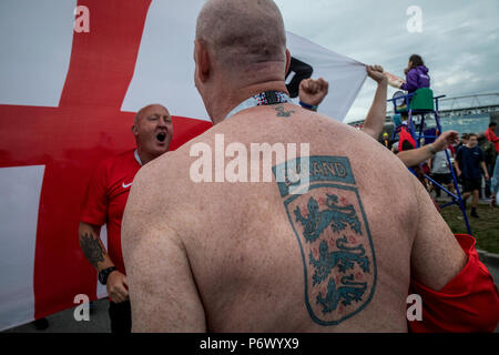 Moskau, Russland. 3. Juli 2018. Englische Fans jubeln für seine Nationalmannschaft im Vorfeld der Verhandlungsrunde vom 16. Match zwischen Kolumbien und England an der Fussball-WM 2018 in der Nähe des Spartak Stadium, in Moskau Credit: Nikolay Winokurow/Alamy leben Nachrichten Stockfoto