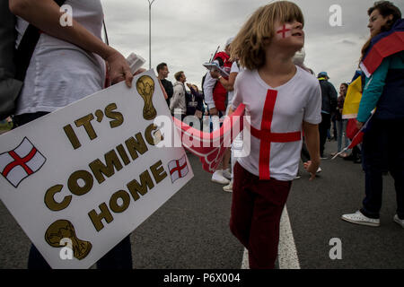 Moskau, Russland. 3. Juli 2018. Englische Fans jubeln für seine Nationalmannschaft im Vorfeld der Verhandlungsrunde vom 16. Match zwischen Kolumbien und England an der Fussball-WM 2018 in der Nähe des Spartak Stadium, in Moskau Credit: Nikolay Winokurow/Alamy leben Nachrichten Stockfoto