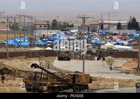 Amman. 3. Juli 2018. Foto von der jordanischen Seite durchgeführt, die am 3. Juli 2018 zeigt die Nasib Grenzübergang zwischen Jordanien und Syrien, liegt etwa 80 Kilometer nördlich von Amman, die Hauptstadt von Jordanien. Letzte Woche, Jordanien bekannt gegeben, dass seine Grenzen mit Syrien wird nicht geöffnet werden können, dass Jordanien es können sich keine neuen syrischen Flüchtlinge das Reich zu geben. Credit: Mohammad Abu Ghosh/Xinhua/Alamy leben Nachrichten Stockfoto