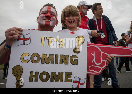 Moskau, Russland. 3. Juli 2018. Englische Fans jubeln für seine Nationalmannschaft im Vorfeld der Verhandlungsrunde vom 16. Match zwischen Kolumbien und England an der Fussball-WM 2018 in der Nähe des Spartak Stadium, in Moskau Credit: Nikolay Winokurow/Alamy leben Nachrichten Stockfoto