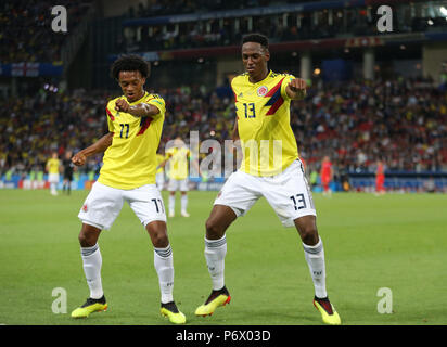 Moskau, Russland. 3. Juli 2018. Yerry Mina feiert späten equlizer mit Johan Mojica KOLUMBIEN V ENGLAND KOLUMBIEN V England, 2018 FIFA WORLD CUP RUSSLAND 03 Juli 2018 GBC 9202 2018 FIFA WM Stadion Spartak Moskau Russland Yerry Mina feiert späten equlizer mit Juan Cuadrado Kolumbien v England 2018 FIFA WM Stadion Spartak Moskau Russland Yerry Mina feiert späten equlizer mit Juan Cuadrado Kolumbien v England 2018 FIFA WM Stadion Spartak Moskau Russland streng redaktionelle Verwendung. Wenn der Spieler/Spieler in diesem Bild dargestellt ist/Spielen für einen englischen Club oder das England Nation Stockfoto