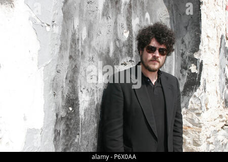 RICHARD SWIFT (März 16, 1977 - Juli 3, 2018) war ein US-amerikanischer Sänger, Songwriter und Multiinstrumentalist, Produzent und Filmemacher. Er ist ein ehemaliges Mitglied der Indie-Rock-Band The Shins, die Bögen, und war auch ein Teil der live Band die schwarzen Tasten" von 2014 bis zu seinem Tod, als Ihre touring Bassist und Sänger. Er war der Gründer, Eigentümer und Toningenieur der nationalen Freiheit, ein Tonstudio in Oregon gelegen, und hat als Produzent für zahlreiche Rechtsakte gearbeitet. Im Bild: Mar 16, 2007 - New York, New York, USA - RICHARD SWIFT ist ein US-amerikanischer Sänger, Songwriter, multi-instrum Stockfoto