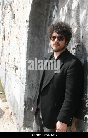 RICHARD SWIFT (März 16, 1977 - Juli 3, 2018) war ein US-amerikanischer Sänger, Songwriter und Multiinstrumentalist, Produzent und Filmemacher. Er ist ein ehemaliges Mitglied der Indie-Rock-Band The Shins, die Bögen, und war auch ein Teil der live Band die schwarzen Tasten" von 2014 bis zu seinem Tod, als Ihre touring Bassist und Sänger. Er war der Gründer, Eigentümer und Toningenieur der nationalen Freiheit, ein Tonstudio in Oregon gelegen, und hat als Produzent für zahlreiche Rechtsakte gearbeitet. Im Bild: Mar 16, 2007 - New York, New York, USA - RICHARD SWIFT ist ein US-amerikanischer Sänger, Songwriter, multi-instrum Stockfoto