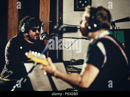 RICHARD SWIFT (März 16, 1977 - Juli 3, 2018) war ein US-amerikanischer Sänger, Songwriter und Multiinstrumentalist, Produzent und Filmemacher. Er ist ein ehemaliges Mitglied der Indie-Rock-Band The Shins, die Bögen, und war auch ein Teil der live Band die schwarzen Tasten" von 2014 bis zu seinem Tod, als Ihre touring Bassist und Sänger. Er war der Gründer, Eigentümer und Toningenieur der nationalen Freiheit, ein Tonstudio in Oregon gelegen, und hat als Produzent für zahlreiche Rechtsakte gearbeitet. Im Bild: August 10, 2015 - Los Angeles, Kalifornien, USA - Richard Swift, Links, und Dan Auerbach der schwarzen Tasten Stockfoto