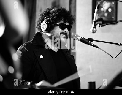 RICHARD SWIFT (März 16, 1977 - Juli 3, 2018) war ein US-amerikanischer Sänger, Songwriter und Multiinstrumentalist, Produzent und Filmemacher. Er ist ein ehemaliges Mitglied der Indie-Rock-Band The Shins, die Bögen, und war auch ein Teil der live Band die schwarzen Tasten" von 2014 bis zu seinem Tod, als Ihre touring Bassist und Sänger. Er war der Gründer, Eigentümer und Toningenieur der nationalen Freiheit, ein Tonstudio in Oregon gelegen, und hat als Produzent für zahlreiche Rechtsakte gearbeitet. Im Bild: August 10, 2015 - Los Angeles, Kalifornien, USA - Richard Swift der schwarzen Tasten auf einer Aufnahme. Stockfoto