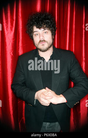 RICHARD SWIFT (März 16, 1977 - Juli 3, 2018) war ein US-amerikanischer Sänger, Songwriter und Multiinstrumentalist, Produzent und Filmemacher. Er ist ein ehemaliges Mitglied der Indie-Rock-Band The Shins, die Bögen, und war auch ein Teil der live Band die schwarzen Tasten" von 2014 bis zu seinem Tod, als Ihre touring Bassist und Sänger. Er war der Gründer, Eigentümer und Toningenieur der nationalen Freiheit, ein Tonstudio in Oregon gelegen, und hat als Produzent für zahlreiche Rechtsakte gearbeitet. Im Bild: Mar 16, 2007 - New York, New York, USA - RICHARD SWIFT ist ein US-amerikanischer Sänger, Songwriter, multi-instrume Stockfoto