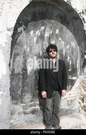 RICHARD SWIFT (März 16, 1977 - Juli 3, 2018) war ein US-amerikanischer Sänger, Songwriter und Multiinstrumentalist, Produzent und Filmemacher. Er ist ein ehemaliges Mitglied der Indie-Rock-Band The Shins, die Bögen, und war auch ein Teil der live Band die schwarzen Tasten" von 2014 bis zu seinem Tod, als Ihre touring Bassist und Sänger. Er war der Gründer, Eigentümer und Toningenieur der nationalen Freiheit, ein Tonstudio in Oregon gelegen, und hat als Produzent für zahlreiche Rechtsakte gearbeitet. Im Bild: Mar 16, 2007 - New York, New York, USA - RICHARD SWIFT ist ein US-amerikanischer Sänger, Songwriter, multi-instrum Stockfoto