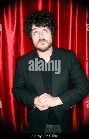 RICHARD SWIFT (März 16, 1977 - Juli 3, 2018) war ein US-amerikanischer Sänger, Songwriter und Multiinstrumentalist, Produzent und Filmemacher. Er ist ein ehemaliges Mitglied der Indie-Rock-Band The Shins, die Bögen, und war auch ein Teil der live Band die schwarzen Tasten" von 2014 bis zu seinem Tod, als Ihre touring Bassist und Sänger. Er war der Gründer, Eigentümer und Toningenieur der nationalen Freiheit, ein Tonstudio in Oregon gelegen, und hat als Produzent für zahlreiche Rechtsakte gearbeitet. Im Bild: Mar 16, 2007 - New York, New York, USA - RICHARD SWIFT ist ein US-amerikanischer Sänger, Songwriter, multi-instrume Stockfoto