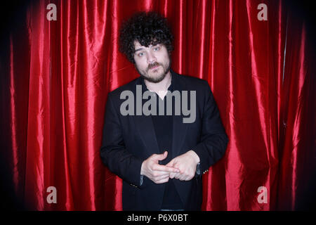 RICHARD SWIFT (März 16, 1977 - Juli 3, 2018) war ein US-amerikanischer Sänger, Songwriter und Multiinstrumentalist, Produzent und Filmemacher. Er ist ein ehemaliges Mitglied der Indie-Rock-Band The Shins, die Bögen, und war auch ein Teil der live Band die schwarzen Tasten" von 2014 bis zu seinem Tod, als Ihre touring Bassist und Sänger. Er war der Gründer, Eigentümer und Toningenieur der nationalen Freiheit, ein Tonstudio in Oregon gelegen, und hat als Produzent für zahlreiche Rechtsakte gearbeitet. Im Bild: Mar 16, 2007 - New York, New York, USA - RICHARD SWIFT ist ein US-amerikanischer Sänger, Songwriter, multi-instrume Stockfoto