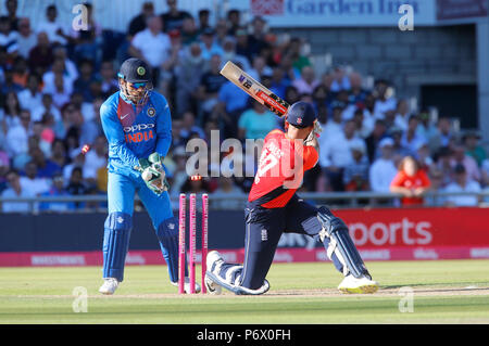 Emirate Old Trafford, Manchester, UK. 3. Juli 2018. Internationale Twenty20 Cricket, zwischen England und Indien; eine zweite wicket für Indien als Alex Hales wird durch Kuldeep Yadav für 8 Credit gerollt: Aktion plus Sport/Alamy leben Nachrichten Stockfoto