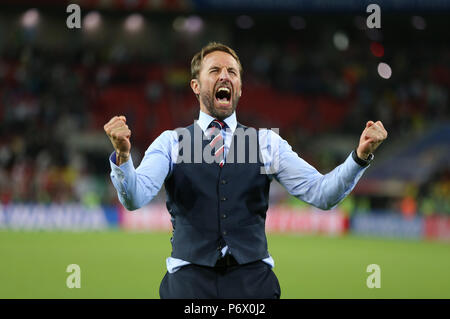Moskau, Russland. 3. Juli 2018. England Manager Gareth Southgate feiert penalty Sieg KOLUMBIEN V ENGLAND KOLUMBIEN V England, 2018 FIFA WORLD CUP RUSSLAND 03 Juli 2018 GBC 3806 2018 FIFA WM Stadion Spartak Moskau Russland STRENG REDAKTIONELLE VERWENDUNG NUR. Wenn der Spieler/Spieler in diesem Bild dargestellt ist/Spielen für einen englischen Club oder das England National Team. Dann ist dieses Bild darf nur für redaktionelle Zwecke verwendet werden. Keine kommerzielle Nutzung. Folgende Verwendungen sind auch dann eingeschränkt, wenn in einem redaktionellen Kontext: Verwendung in Verbindung mit oder als Teil eines nicht autorisierten Audio-, Video-, Daten-, Scheinwerfer li Stockfoto